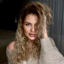 Irina Kirsanova Maquiagem e cabelo