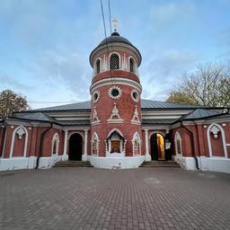 Iglesia de San Nicolás el Taumaturgo en el cementerio Preobrazhenskoye