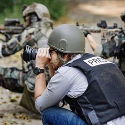 CON UNA "LEIKA" Y CON UN CUADERNO (Periodistas militares)